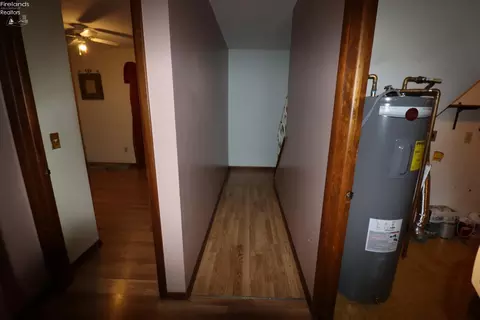 Entry Way - 115 Meadowfield Ct, Elyria, OH 44035 photo 2 of 4