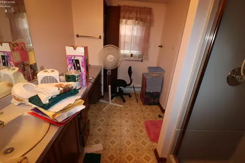 Bath - 115 Meadowfield Ct, Elyria, OH 44035 photo 2 of 5