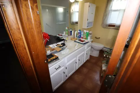 Bath - 115 Meadowfield Ct, Elyria, OH 44035 photo 2 of 2