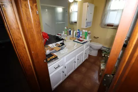 Bath - 115 Meadowfield Ct, Elyria, OH 44035 photo 4 of 5