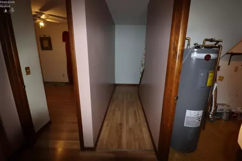 Entry Way - 115 Meadowfield Ct, Elyria, OH 44035 photo 2 of 4