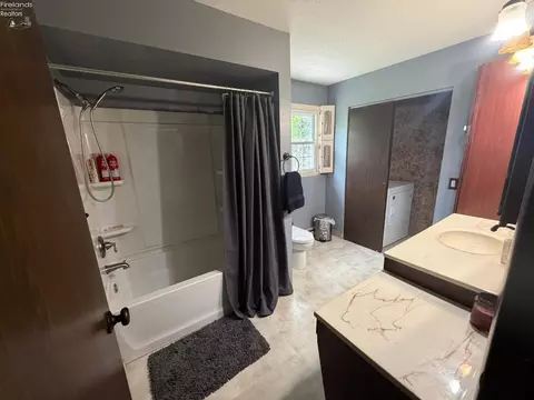 Bath - 25 Cherry Ave, Tiffin, OH 44883 photo 2 of 2