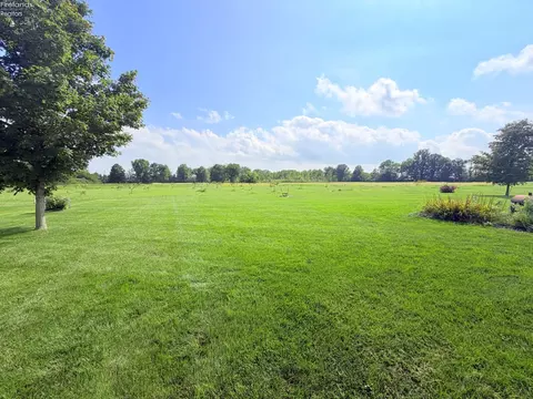 Exterior - 6410 Royce Dr, Marblehead, OH 43440 photo 4 of 10