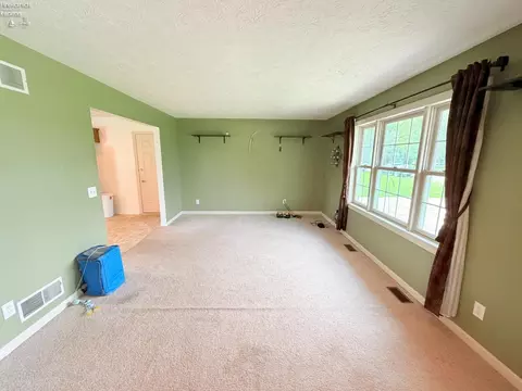 Living - 6410 Royce Dr, Marblehead, OH 43440 photo 2 of 4
