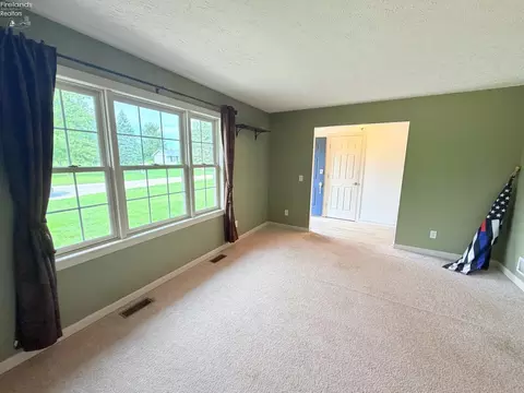 Living - 6410 Royce Dr, Marblehead, OH 43440 photo 3 of 4