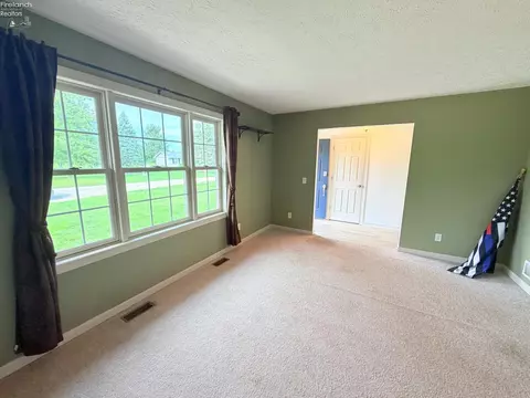 Living - 6410 Royce Dr, Marblehead, OH 43440 photo 3 of 4