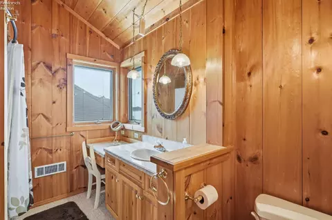 Bath - 5835 E Saylor St, Marblehead, OH 43440 photo 2 of 3