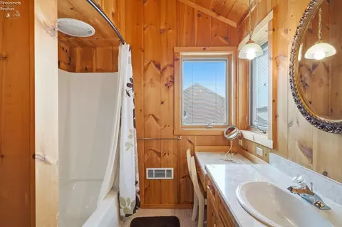 Bath - 5835 E Saylor St, Marblehead, OH 43440 photo 3 of 3
