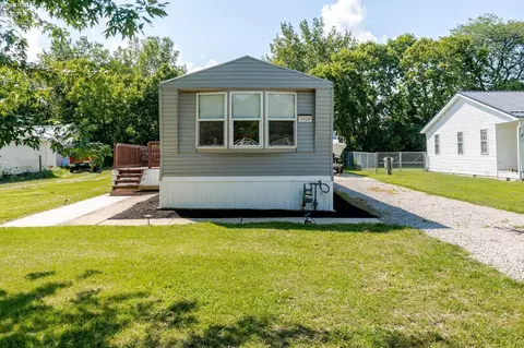 1828 S Bay Dr, Port Clinton, OH 43452