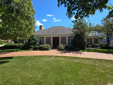1711 Willow Dr, Sandusky, OH 44870