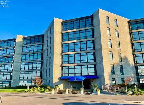 711 W Lakeshore Dr, Port Clinton, OH 43452