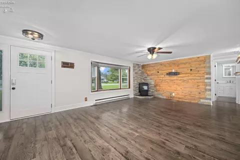 Living - 5708 Mccartney Rd, Sandusky, OH 44870 photo 2 of 8