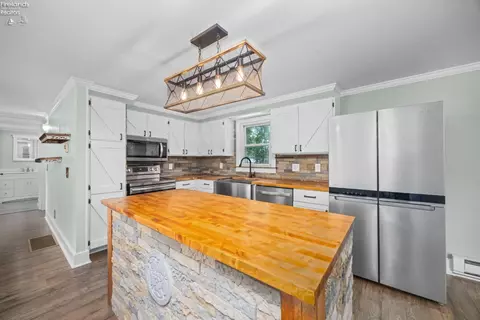 Kitchen - 5708 Mccartney Rd, Sandusky, OH 44870 photo 3 of 5