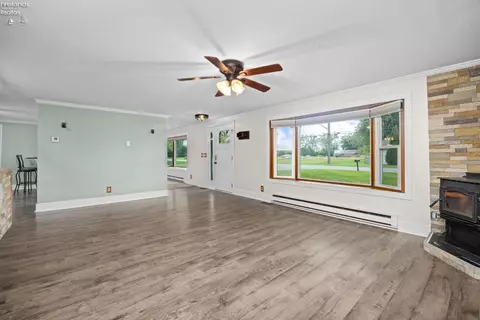 Living - 5708 Mccartney Rd, Sandusky, OH 44870 photo 4 of 8