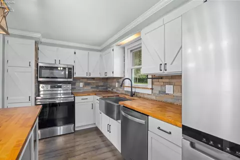 Kitchen - 5708 Mccartney Rd, Sandusky, OH 44870 photo 4 of 5