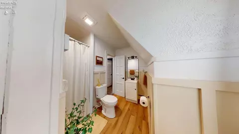 Bath - 913 S Myrtle, Willard, OH 44890 photo 5 of 6