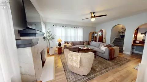Living - 913 S Myrtle, Willard, OH 44890 photo 2 of 3