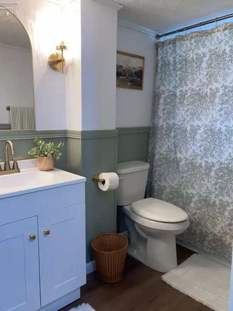 Bath - 913 S Myrtle, Willard, OH 44890 photo 6 of 6