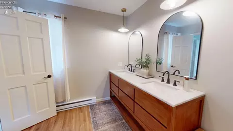 Bath - 913 S Myrtle, Willard, OH 44890 photo 3 of 6