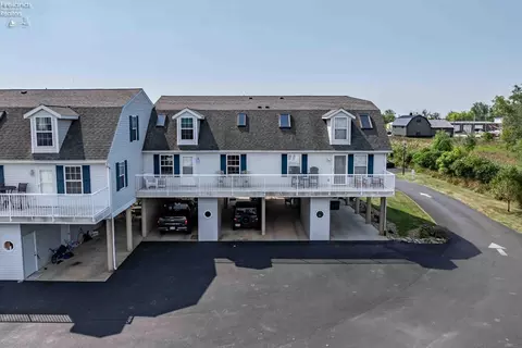 91 N Schooner Point Dr, Port Clinton, OH 43452
