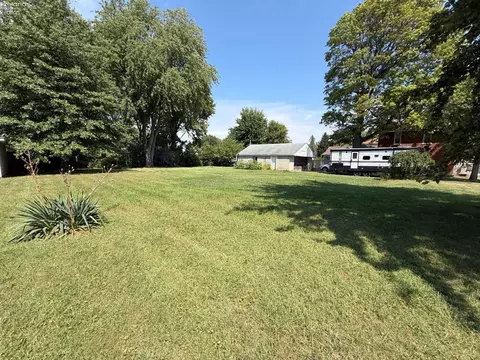 429 W Cherry St, Clyde, OH 43410 photo 3