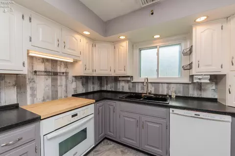 Kitchen - 2002 Hull Rd, Sandusky, OH 44870 photo 7 of 8