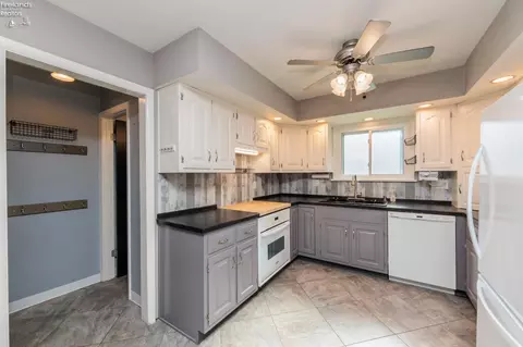 Kitchen - 2002 Hull Rd, Sandusky, OH 44870 photo 1 of 8