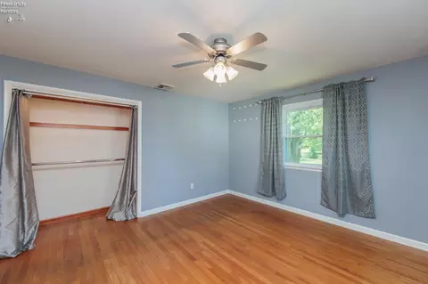 Bedroom - 2002 Hull Rd, Sandusky, OH 44870 photo 3 of 8