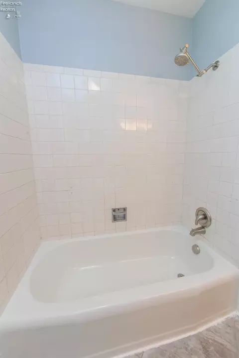 Bath - 2002 Hull Rd, Sandusky, OH 44870 photo 3 of 5