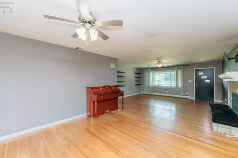 Living - 2002 Hull Rd, Sandusky, OH 44870 photo 7 of 8