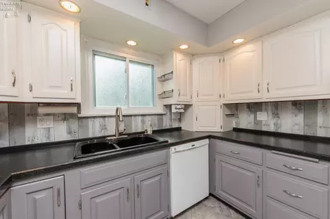 Kitchen - 2002 Hull Rd, Sandusky, OH 44870 photo 6 of 8