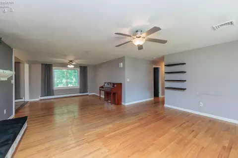 Living - 2002 Hull Rd, Sandusky, OH 44870 photo 5 of 8
