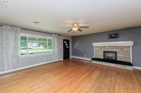 Living - 2002 Hull Rd, Sandusky, OH 44870 photo 2 of 8