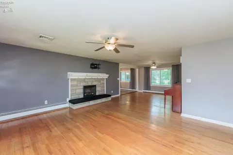 Living - 2002 Hull Rd, Sandusky, OH 44870 photo 4 of 8