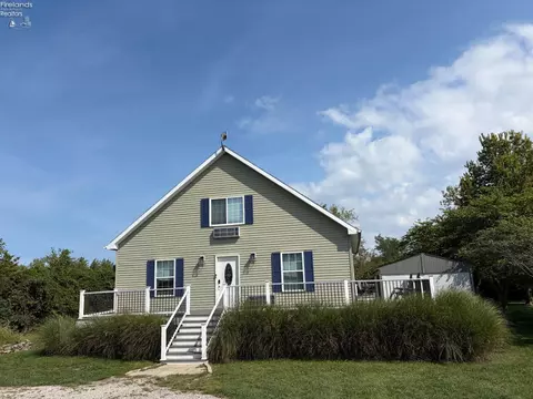 203 Lower Cliff Dr, Kelleys Island, OH 43438
