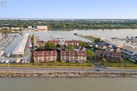 503 W Lakeshore Dr #B4, Port Clinton, OH 43452