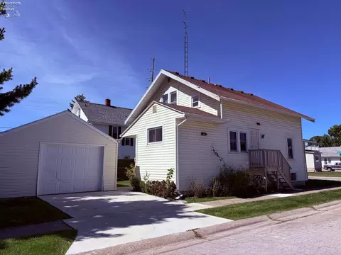 227 W 6th St, Port Clinton, OH 43452