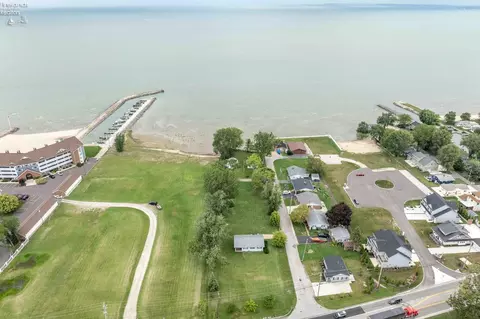 116 N Shawnee Dr, Port Clinton, OH 43452