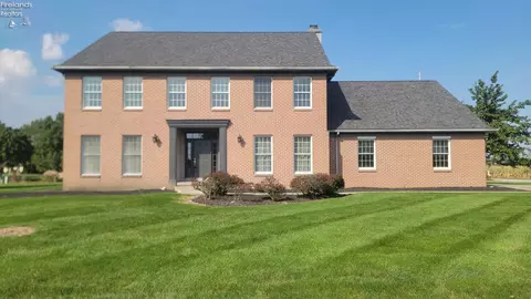 33 Ponds Side Dr, Fremont, OH 43420