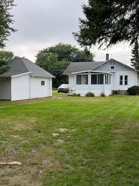 Exterior - 404 E Maple St, Clyde, OH 43410 photo 6 of 7