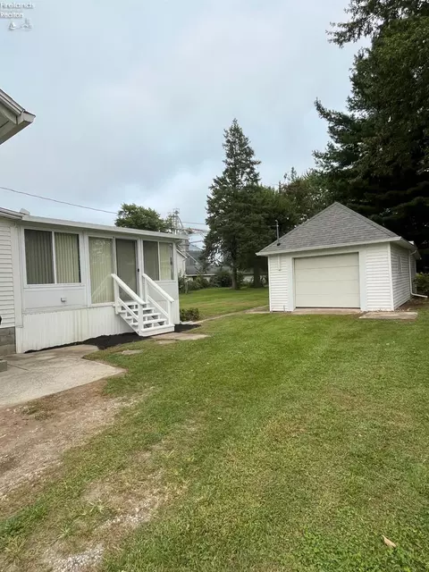 Exterior - 404 E Maple St, Clyde, OH 43410 photo 5 of 7