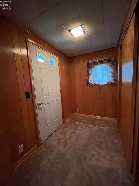 Entry Way - 404 E Maple St, Clyde, OH 43410 photo 2 of 2
