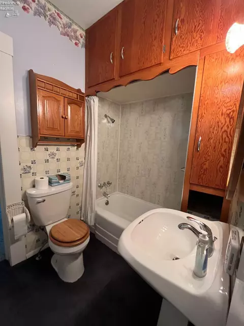 Bath - 404 E Maple St, Clyde, OH 43410 photo 1 of 1