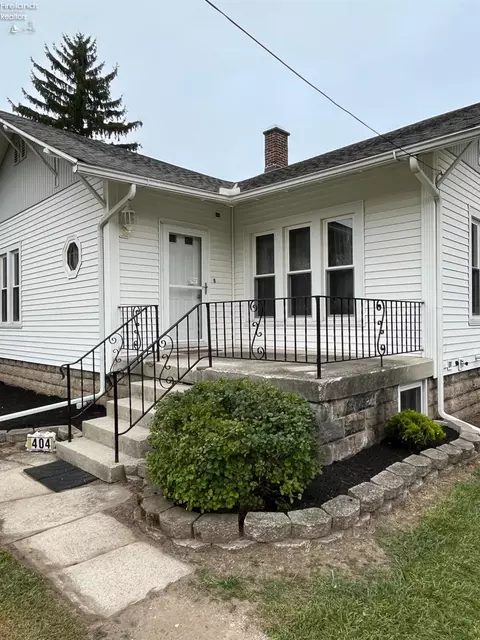 Exterior - 404 E Maple St, Clyde, OH 43410 photo 2 of 7
