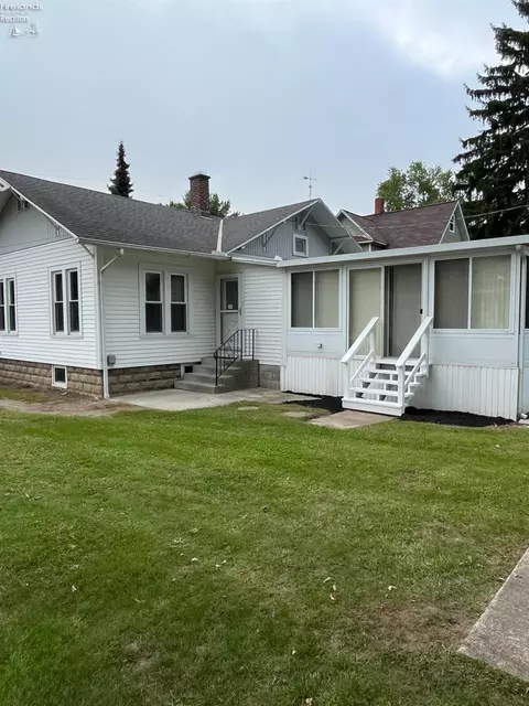 Exterior - 404 E Maple St, Clyde, OH 43410 photo 4 of 7