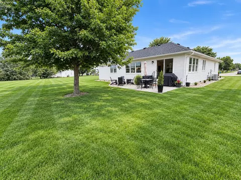 520 E Park St, Oak Harbor, OH 43449 photo 2