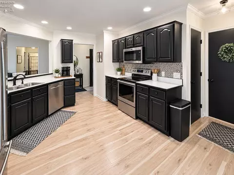 520 E Park St, Oak Harbor, OH 43449 photo 9