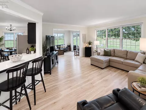 520 E Park St, Oak Harbor, OH 43449 photo 4