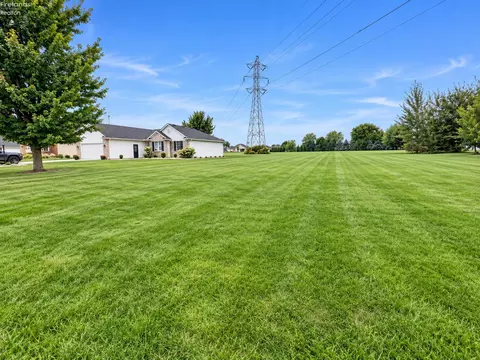520 E Park St, Oak Harbor, OH 43449 photo 3