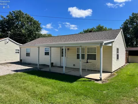4972 W Fremont Rd, Port Clinton, OH 43452